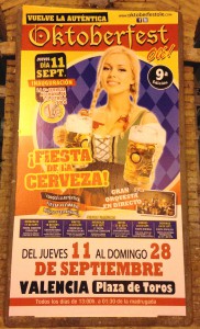 Das Bild zeigt das Poster vom Oktoberfest in Valencia mit typerscher blonder großbusiger Frau