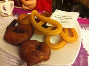 Churros und Buñuelos auf einem Tisch