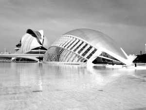 Das Bild zeigt zwei Gebäude der Stadt der Künste und der Wissenschaften in Valencia