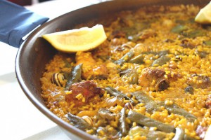 Eine eben gekochte Paella Valenciana